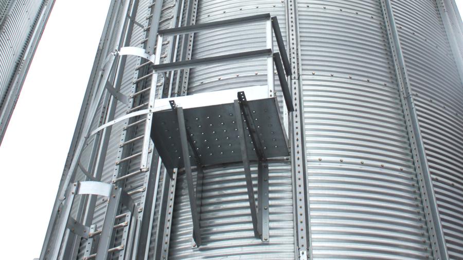 Service platform for access to the service hatch on the silo wall